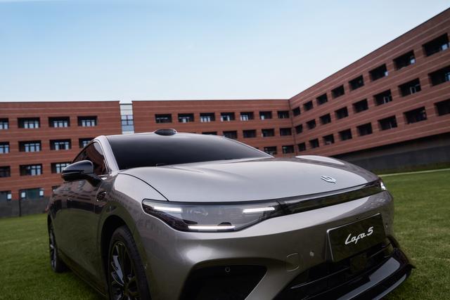 12 万内宽体轿跑新标杆，新能源汽车的小钢炮～零跑 Lafa5