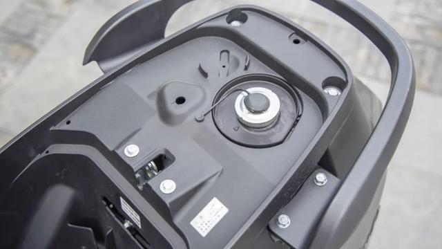 一万出头的高颜值本田复古踏板——新大洲本田NS125LA静态评测