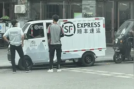 熊猫配色，仅能坐一人，快递小哥新座驾，五菱E10微型厢货车上路图片