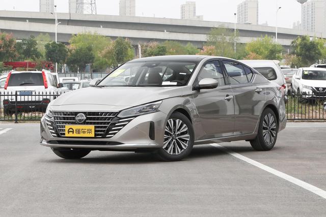 探店日产天籁，号称最舒适的B级车，售17.98万起，值不值得购买？