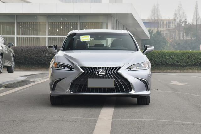 丰田中大型豪华代表，空间舒适安静，油耗低品质好，雷克萨斯ES