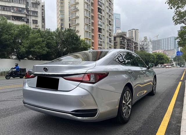 预算只有20W，咬牙提了雷克萨斯ES200，开了两年，车主坦言后悔了