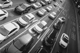 喜大普奔：私家车年检周期放宽，有趣的灵魂得救赎？| 聚侃 图片