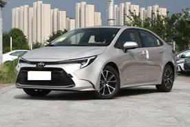 丰田雷凌：平均油耗低至4.98L，价格亲民，是你中意的车吗？图片