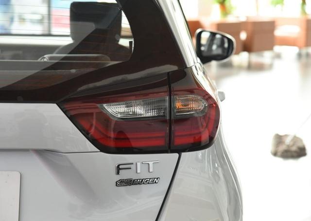 飞度的改装一直很火，包括这官方改装的无限MUGEN版