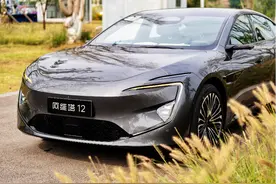 25万+级的家用轿车之争，阿维塔12增程版对比奔驰C级，买谁更值图片