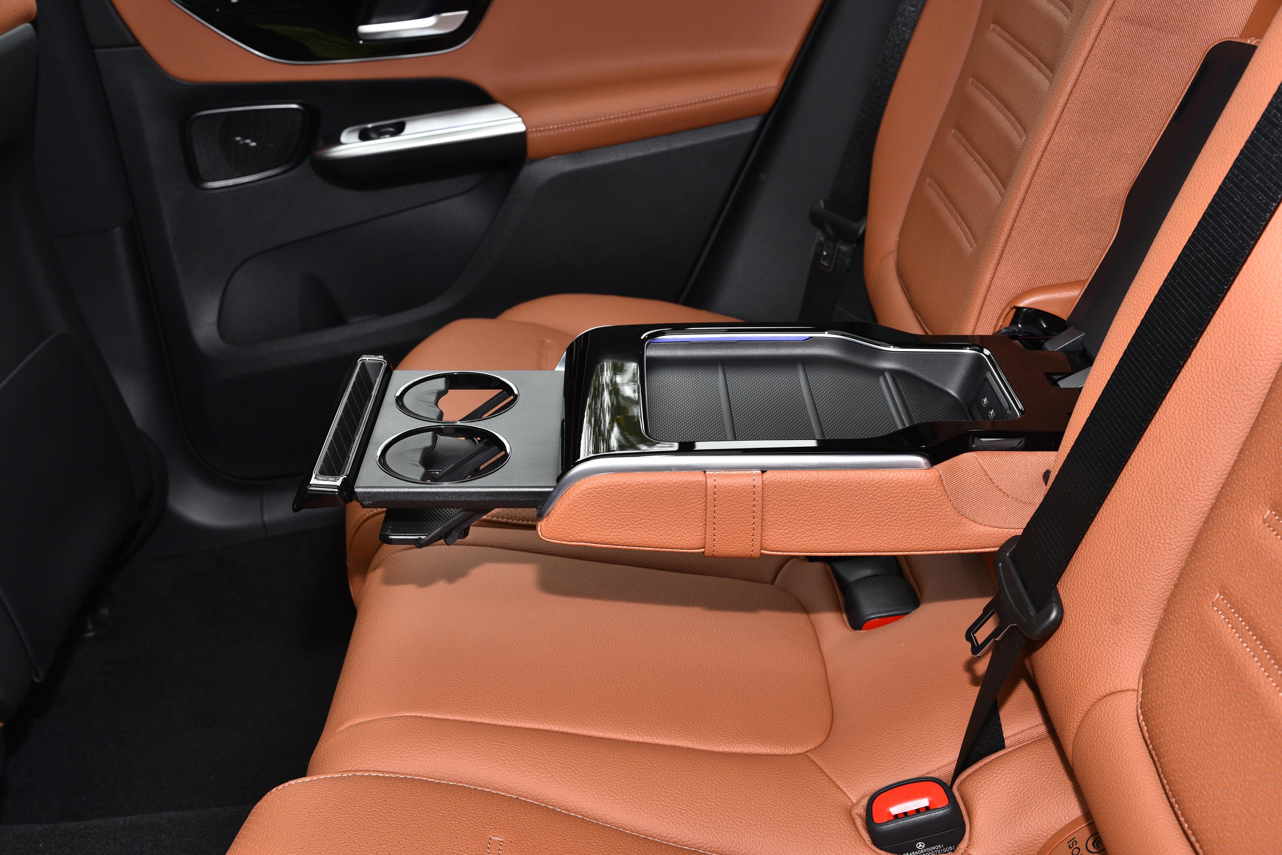 5座版与7座版对比_glc260豪华版使用说明_2026款奔驰GLC空间表现