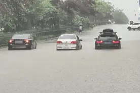 突遇暴雨如何防止车子被淹，快收藏这几条干货，关键时刻能保命图片