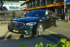 这台S级难得一见！祖母绿S450升级后排腿托，10°后轮转向图片