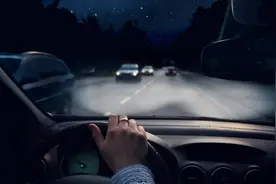 开车“灯语”要熟知，“闪一下、闪二下、闪三下”都有不同的意思图片