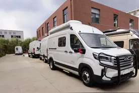 定制版大通V90房车，前有牛栏防撞栏后挂备胎，轻奢大空间有一套图片