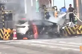 大众ID4一撞瞬间起火，买电车要知道的事情，喵哥跟你说清楚图片