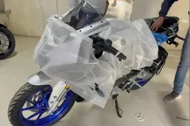 雅马哈R15M新款发布前遭曝光，升级全彩仪表，LED转向灯图片