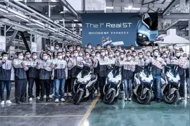 充电2小时、续航240，折叠屏国产电动茵未Real 5T量产下线图片