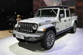 Jeep角斗士=六缸牧马人+货箱，50多万买它更好玩儿？图片