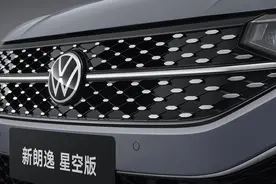 售价13.09万，大众朗逸新增1.5L星空五百万版，星空前脸+专属铭牌图片