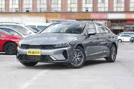 实拍起亚K5最低配，颜值不错，空间实用，值得买吗？图片