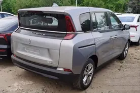 专供网约车市场！一汽奔腾5座MPV曝光图片