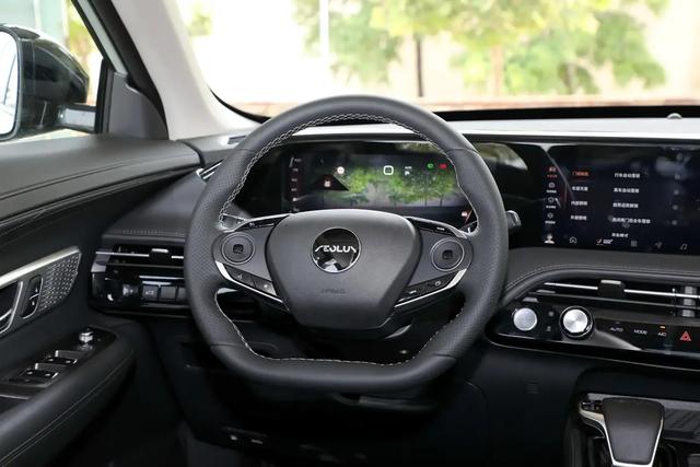 �����춯SUV�³�Ա������𩼫�춯�棬ͽ��������������ʵ����