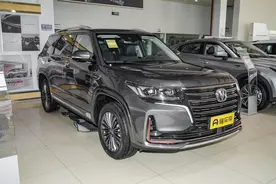 售17.59万起，全系2.0T+6AT，车长近5米，带你看长安CS95图片