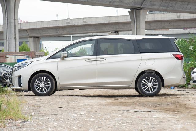 别克GL8,2.0T+9AT组合,7座椅布局,25.89万起