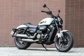 QJMOTOR 闪300 AMT版 仅 23999元 再也不担心挂档磨鞋了～图片