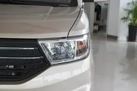 五菱宏光V:轴距2850mm，配1.5L自然吸气发动机，性价比高图片