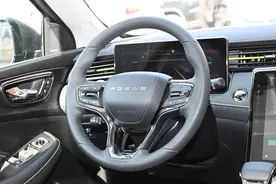 荣威eRX5：造型帅气，搭载插电式混动，配置丰富，零百加速7.5秒图片