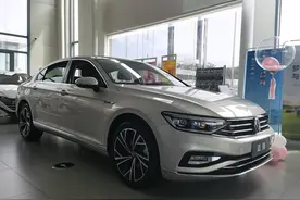 迈腾30周年纪念版实车曝光 专属标志加持 配置小幅升级图片