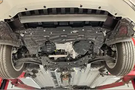 经典轩逸的底盘表现如何？开到举升机上面，升起来看看！图片