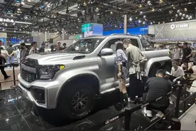 国产首款6×6皮卡，配“3轴6驱5把锁”，卖多少钱合适？图片