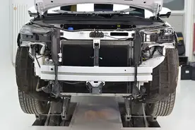 前后防撞梁是这个样子，为啥呢？图片