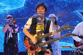 歌手杨臣刚：靠一首歌赚了2亿，花1100万买豪车，今开6万座驾出门图片