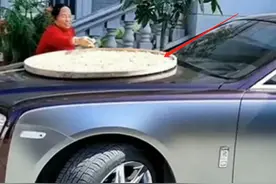 大妈在700万劳斯莱斯上晒咸菜，车主看到却不敢说话：我惹不起她图片