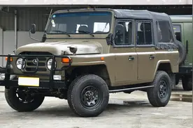 BJ 212：拥有可拆卸车顶，2.4T+四驱，配三菱发动机，售价9.48万图片