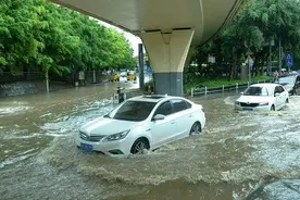 雨天开车别心急，轻松涉水玩漂移！这些暴雨天行车知识点记住了吗图片