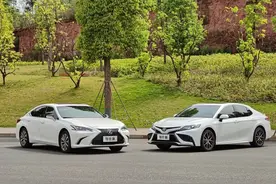 ES200/凯美瑞2.0背靠背评测：加速更快油耗更低，贵10万值么？图片