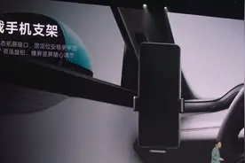 汽车原厂都不带手机支架，为何小米SU7有？大屏和支架你怎么选图片