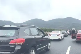 飞机高铁这么方便，为何宁愿堵车也要开车回家，告诉你根本原因图片