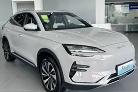 新款比亚迪宋PLUS EV到店，苍烟灰涂装大气，配置升级，续航稳定图片