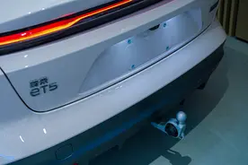 首提全国第一台带牵引资质的轿车——蔚来ET5图片