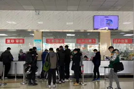 杭州女车主摇中555车牌，下午取牌时成824，工作人员：系统错误！图片