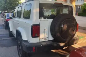 坦克300混动版实车曝光，车重2.6吨，搭载2.0T插混，有后部取电口图片