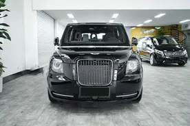 轴距2986mm豪华7座MPV，对开门设计，油耗1.3L，罗伦士Lorinser LX图片