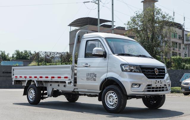 金杯金卡正式上市，共推出8款车型，起售价4.39万元