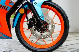 售价12680元起，老牌嘉陵推出运动弯梁：水冷电喷+ABS，外观亮眼图片