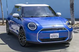 小巧精致！宝马MINI COOPER电动车内饰曝光图片