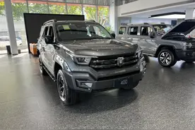 坦克400汽油版实车到店，换固定踏板+小天窗，配2.0T+纵置9AT图片