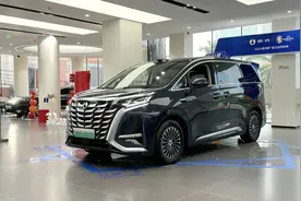 舒适驾乘进一步提升，到店体验2025款腾势D9图片