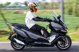 大踏板中的移动大沙发——赛科龙RT3旅行版实测，太适合跑长途了图片